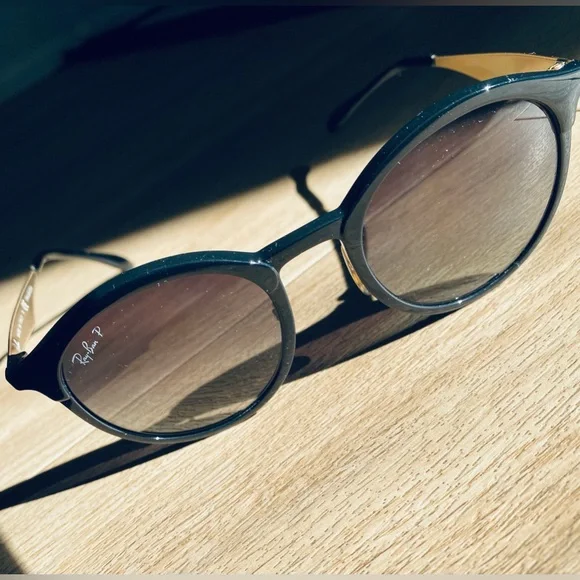 Rayban sunglasses- black colour / good condition new - rarely use - Picture 4 of 5